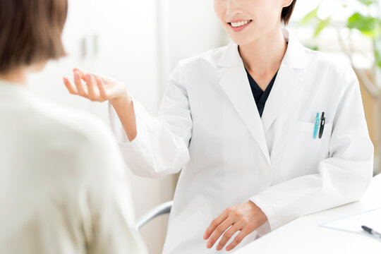患者の説明に笑顔で耳を傾け丁寧にカウンセリングを行う女性医師