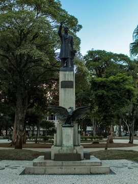 Monumento a Rui Barbosa, localizado na hist&oacute;rica Pra&ccedil;a Santos Andrade na cidade de Curitiba, Paran&aacute;, Brasil