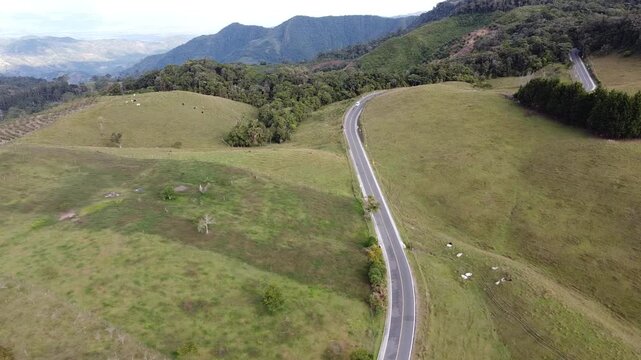 Autopista de colombia entre monta&ntilde;as verdes y mucha naturaleza