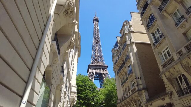 フランス・パリの街並みから見上げるエッフェル塔と青空