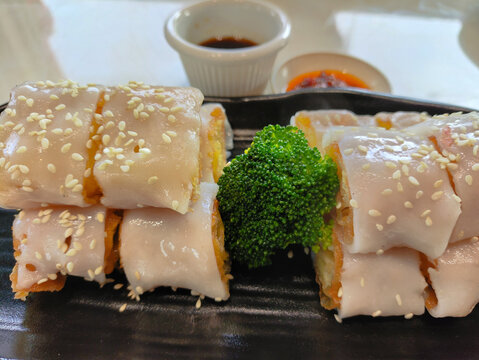 Rice noodle roll wrapped around a crispy dough stick, served as a classic Cantonese dim sum dish