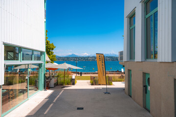 Naklejka premium Esplanade moderne et vue panoramique sur le lac Léman à Bellevue, Suisse