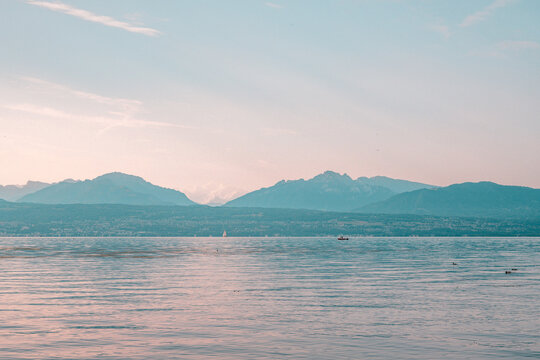 Silhouette des Alpes et panorama sur le lac L&eacute;man depuis la rive de Morges