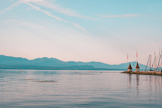 Tourelles du port de Morges et panorama sur le lac L&eacute;man avec les Alpes