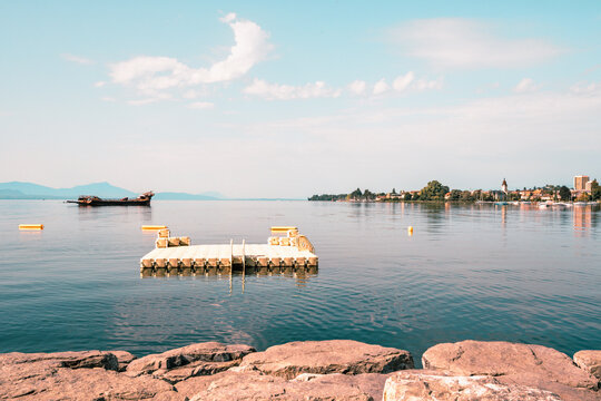 La barque traditionnelle La Libert&eacute; amarr&eacute;e sur le lac L&eacute;man &agrave; Morges, Suisse
