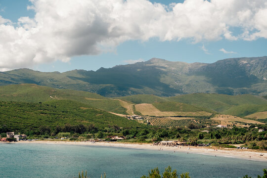 Constrast between mountains and beach with a breathtaking landscape