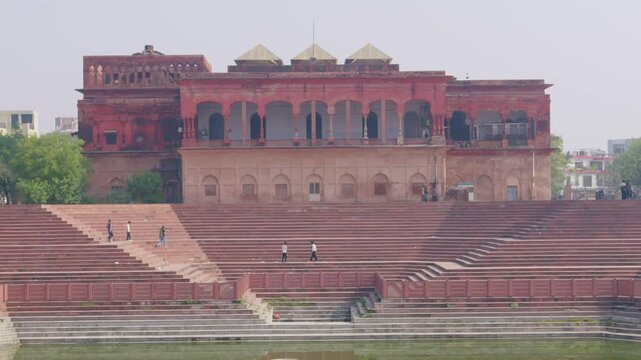 Lucknow Hussainabad Tank
Just opposite the Imambara stands the historic Hussainabad Tank. Built during the reign of Muhammad Ali Shah, this polygonal tank enhances the charm of the entire Hussainabad