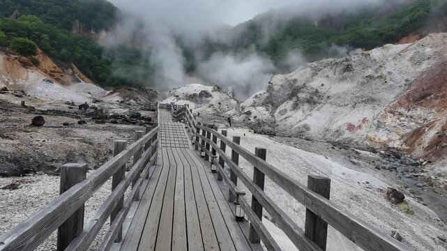 北海道・登別温泉の地獄谷｜火山活動による荒々しい岩肌と湯けむりの絶景