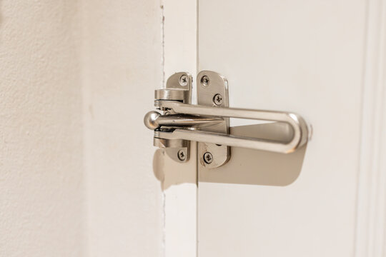 Swing bar door guard (Hotel Latch) is close.