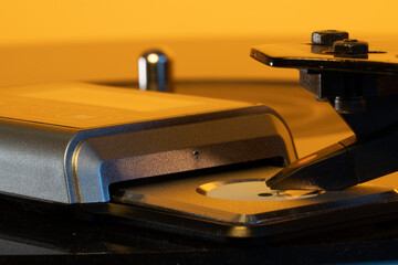 A close-up image showing a electronic stylus tracking force gauge. An electronic stylus force gauge is a small, digital pocket scale designed to measure the downward tracking weight of a turntable ton © alexander