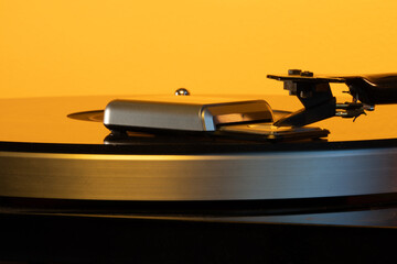 A close-up image showing a electronic stylus tracking force gauge. An electronic stylus force gauge is a small, digital pocket scale designed to measure the downward tracking weight of a turntable ton © alexander