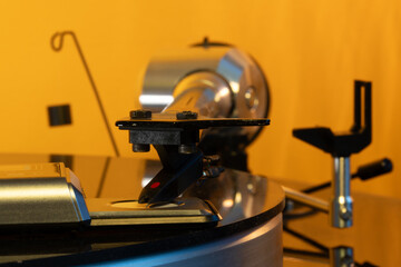 A close-up image showing a electronic stylus tracking force gauge. An electronic stylus force gauge is a small, digital pocket scale designed to measure the downward tracking weight of a turntable ton © alexander