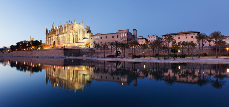 Spain, Balearic Islands, Majorca, Palma de Mallorca, Parc de Mar, Cathedral La Seu
