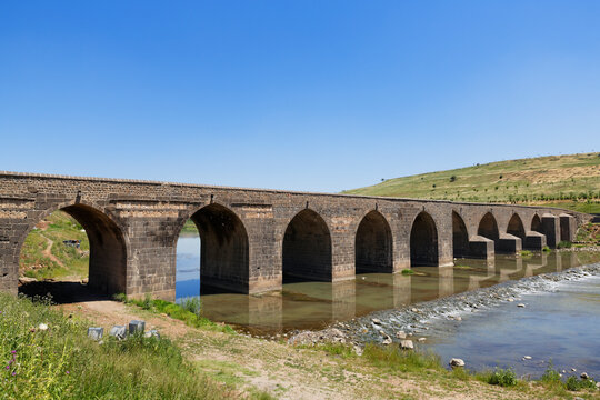 Turkey, Diyarbakir, view to Tigris River with Tigris bridge