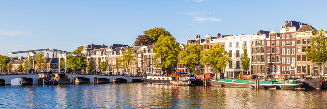 Netherlands, Amsterdam, view to Magere Brug and row of historical houses at Amstel River