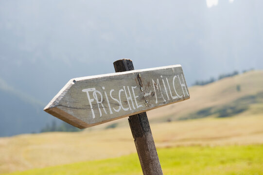 Italy, South Tyrol, Sign with inscription, fresh milk, close-up