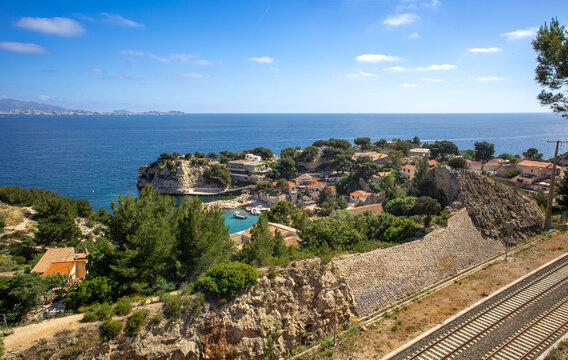 Calanque de Niolon, commune du Rove sur la C&ocirc;te Bleue (Provence-Alpes-C&ocirc;te-d'Azur, Bouches-du-Rh&ocirc;ne, France)