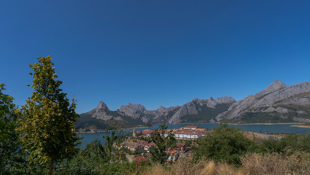 Landscape of the Ria&ntilde;o Reservoir, Le&oacute;n, Spain, featuring the mountain range and the bridge