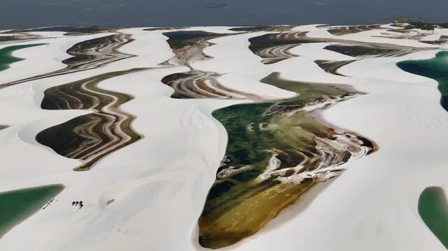 Abstract Patterns of Seasonal Lagoons and White Dunes in Len&ccedil;&oacute;is Maranhenses