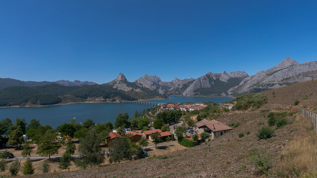 Landscape of the Ria&ntilde;o Reservoir, Le&oacute;n, Spain, featuring the mountain range and the bridge