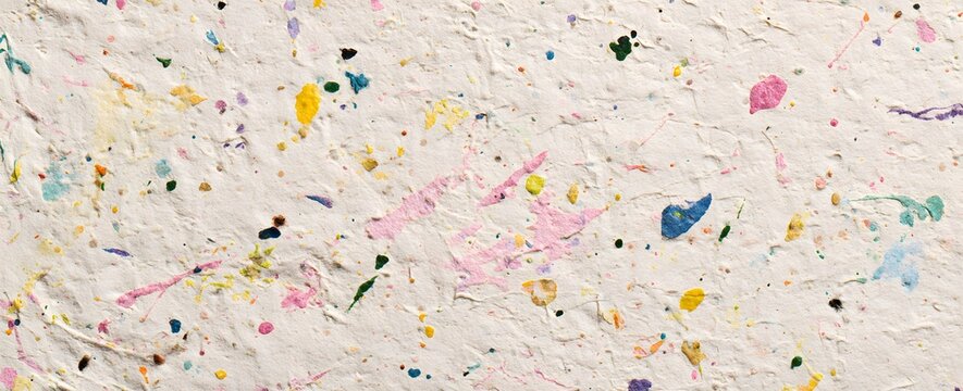 Texture de papier washi blanc avec inclusions rouges et bleues, fond minimaliste abstrait	