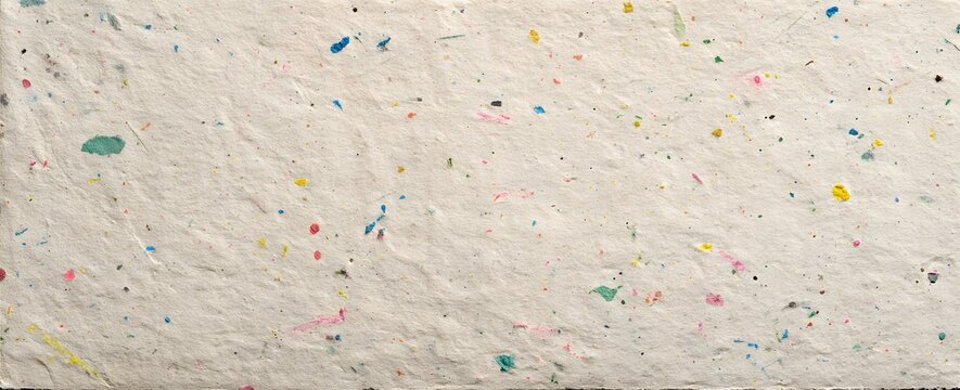 Texture de papier washi blanc avec inclusions rouges et bleues, fond minimaliste abstrait	
