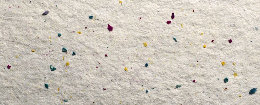 Texture de papier washi blanc avec inclusions rouges et bleues, fond minimaliste abstrait	