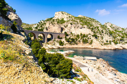 Port de la Vesse, &agrave; c&ocirc;t&eacute; de Niolon, C&ocirc;te Bleue (Provence-Alpes-C&ocirc;te d'Azur, France) Calanque de la C&ocirc;te Bleue vers Marseille