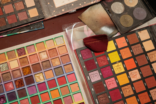 Paletas de sombras de ojos de la marca Beauty y muestra de tela para coordinaci&oacute;n de color de vestuario en Cocentaina el 8 de agosto de 2026, Espa&ntilde;a