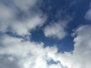 Obraz premium White clouds against a bright blue summer sky