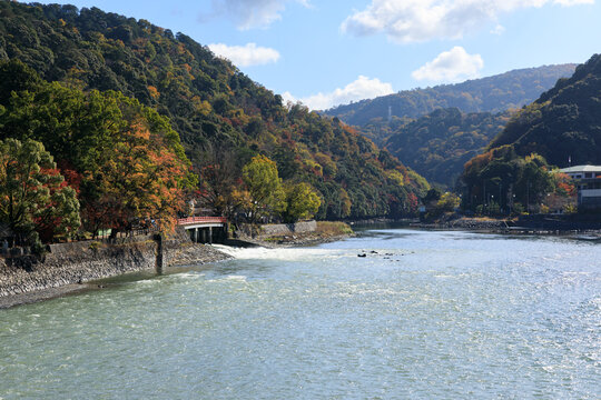 秋の宇治川