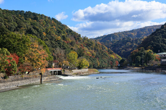 秋の宇治川　