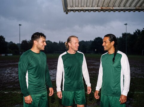 Fu&szlig;ballspieler in Regenpause unter Unterstand am Sportplatz