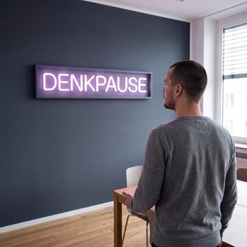 Denkpause Neonschild im Besprechungsraum &uuml;ber die Schulter