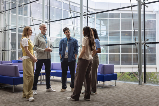 TeamMeeting in Modern Workspace Setting