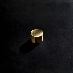 Naklejka premium Minimalist Brass Weight on Charcoal Background