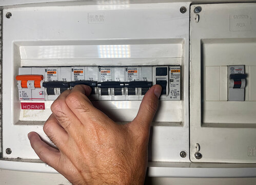 Subir plomos diferencial de cuadro el&eacute;ctrico encender luz y subir palanca electricidad por apag&oacute;n restablecer suministro por cortocircuito 