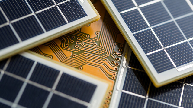 Solar panels support crops through agrivoltaics and combine farming with renewable energy