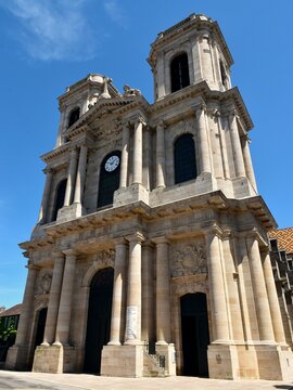 La fa&ccedil;ade principale de la cath&eacute;drale Saint-Mamm&egrave;s de Langres en Haute-Marne