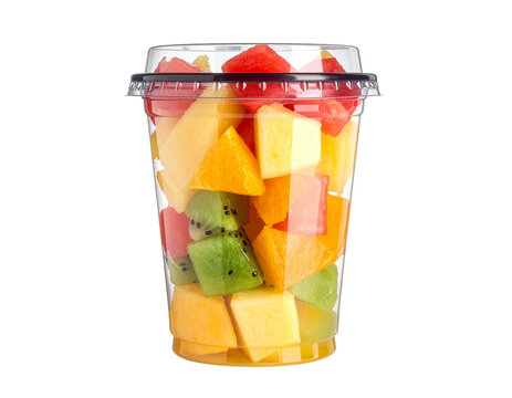 Frisch geschnittener Obstsalat im To-Go-Becher isoliert  auf transparentem Hintergrund