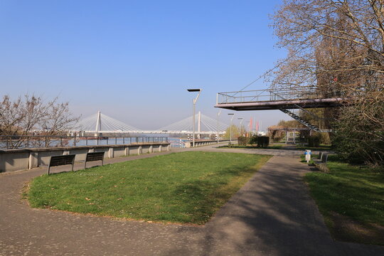 Blick auf die neue Autobahnbr&uuml;cke &uuml;ber den Rhein bei Leverkusen in Nordrhein-Westfalen	
