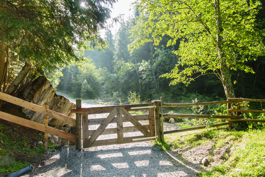 Ein geschlossenes Gatter an einem Wanderweg