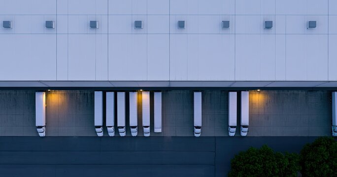 Aerial view of a warehouse with trucks at loading docks