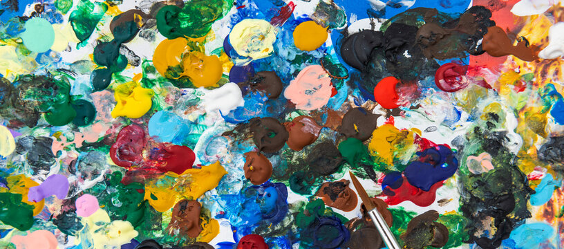 Bunte Farbkleckse auf der Palette eines Kunstmalers