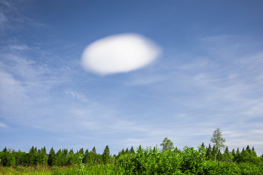 Einzelne Lenticularis-wolke vor blauem Himmel