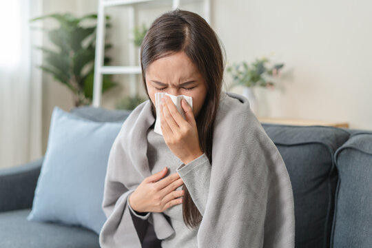 Women have the flu and a runny nose, and feel sick and cold.