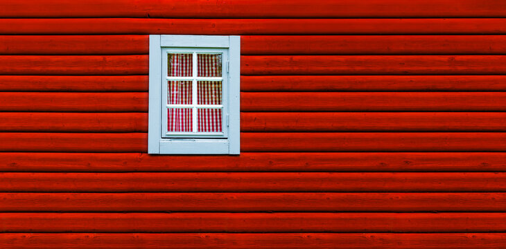 Fenster mit karierten Gardinen in einem roten schwedenhaus