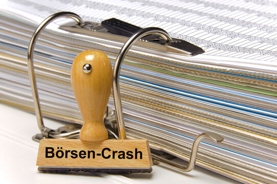 Ein Holzstempel ist beschriftet mit dem Aufdruck: B&ouml;rsen-Crash