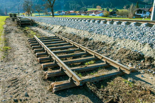 Zwischen Unterammergau und Oberammergau werden die alten und abgenutzten Gleise der Ammertalbahn ausgetauscht und neu verlegt.