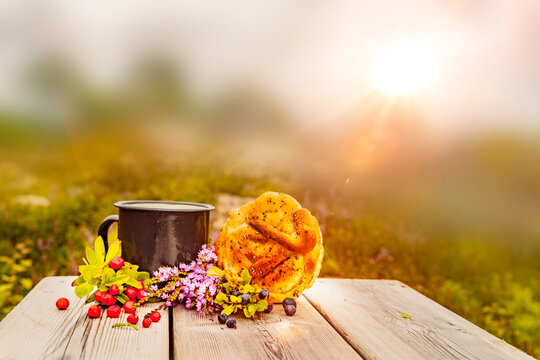 Fika Geb&auml;ck in Schweden mit Kaffee draussen in der Naturt  auf einem Holztisch